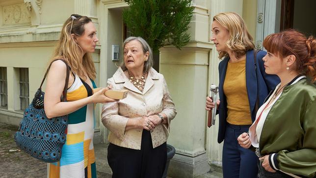 Bild: ARD/Katrin Knoke Romy Heiland (Christina Athenstädt) und Tilly Vogel (Sina Reiß) fragen sich, welche Interessen Beatrice Landau (Franziska Junge) verfolgt? Die Tochter von Regina Landau (Friederike Frerichs) behauptet, Romys Mandantin habe ihre Mutter verletzt.