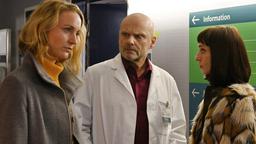 Romy (Christina Athenstädt) und ihre Mandantin Chloé Mura (Olivia Gräser) versuchen, Informationen von Stationsarzt Dr. Kramer (Alexander Radszun) zu erhalten.