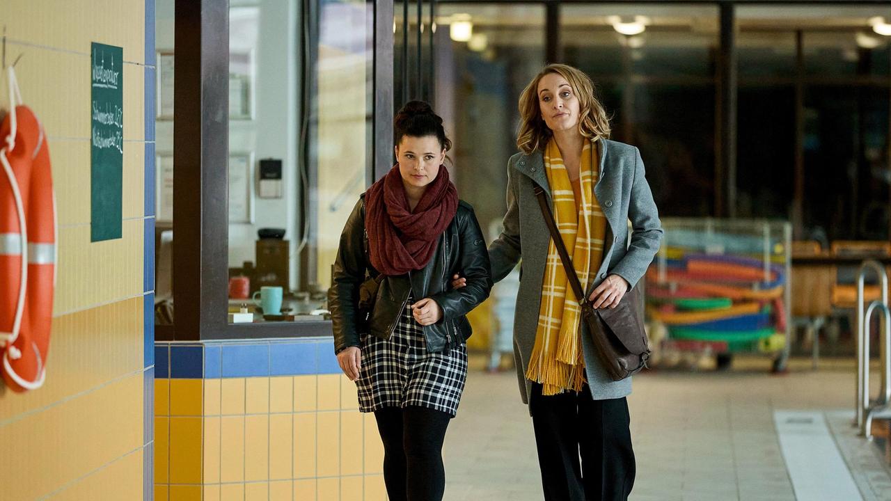 Um den Gegner ihres Mandanten sprechen zu können, suchen Romy Heiland (Christina Athenstädt) und Ada Holländer (Anna Fischer) ihn bei seiner Arbeit auf, in einem Schwimmbad.