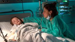 Nach einem Badeunfall liegt Elias Fehring (Jesse Hansen, l.) im Koma. Seine Mutter Julia Fehring (Julia Brendler, r.) wacht an seinem Krankenbett.