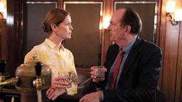 Gellert (Herbert Knaup) trifft sich mit der Staatsanwältin Barbara Geldermann (Esther Schweins) auf einen Drink in einer Hotelbar.