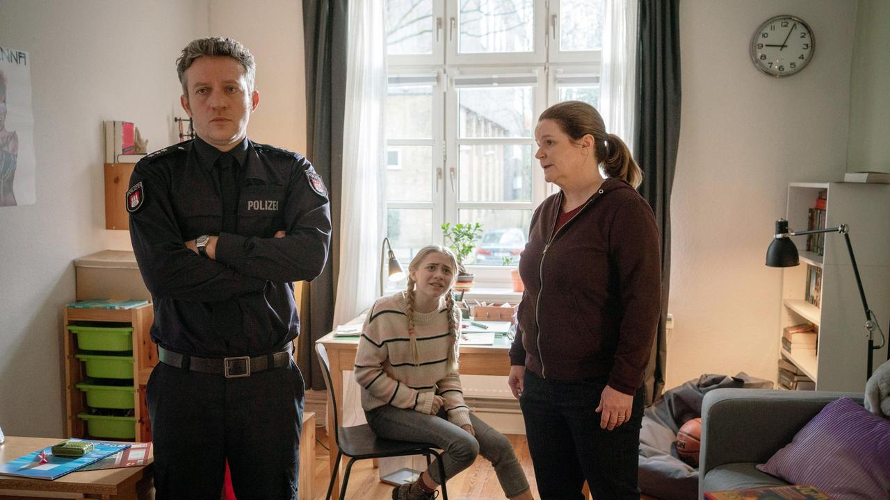 Gerd Wohlers (Josef Heynert) und Gudrun Wohlers (Katrin Pollitt) haben Streit mit ihrer Pflegetochter Tina (Cya Emma Blaack).