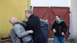 Gudrun (Katrin Pollitt) entdeckt im Hinterhof den Barbesitzer Mirko Busse (Oli Bigalke), als er gerade auf Kuhnert (Marcus Calvin) losgeht.