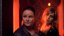 Die Kanzlei: Gudrun (Katrin Pollitt) und Yasmin (Sophie Dal) bei einem gefährlichen Undercover-Einsatz in einer Bar.