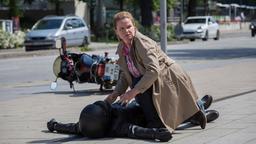 Gudrun (Katrin Pollitt) wird Zeugin eines Banküberfalls und bringt einen flüchtenden Räuber zur Strecke.