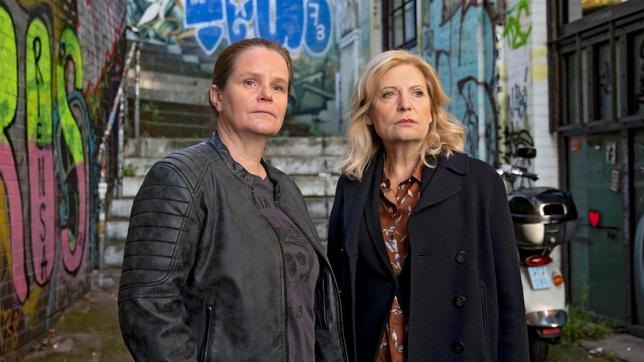 Gudrun Wohlers (Katrin Pollitt) und Isa von Brede (Sabine Postel) beobachten den Bruder ihres Mandanten.