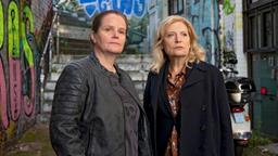 Gudrun Wohlers (Katrin Pollitt) und Isa von Brede (Sabine Postel) beobachten den Bruder ihres Mandanten.