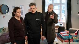 Hauptkommissar Hansen (Robert Gallinowski) verdächtigt Gerd Wohlers (Josef Heynert) und Gudrun Wohlers (Katrin Pollitt) etwas mit dem Verschwinden ihrer Pflegetochter zu tun zu haben.