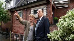 Imogen Paulsen (Saskia Fischer) erklärt Markus Gellert (Herbert Knaup) den Streit mit ihrem Nachbarn.