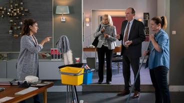 Bild: ARD/Georges Pauly In der Kanzlei grassiert die Sommergrippe, Isabel von Brede (Sabine Postel) und Markus Gellert (Herbert Knaup) hat es schon erwischt. Yasmin Meckel (Sophie Dal) fordert verschärfte Hygienemaßnahmen von Gudrun Wohlers (Katrin Pollitt).