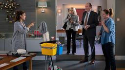 In der Kanzlei grassiert die Sommergrippe, Isabel von Brede (Sabine Postel) und Markus Gellert (Herbert Knaup) hat es schon erwischt. Yasmin Meckel (Sophie Dal) fordert verschärfte Hygienemaßnahmen von Gudrun Wohlers (Katrin Pollitt).