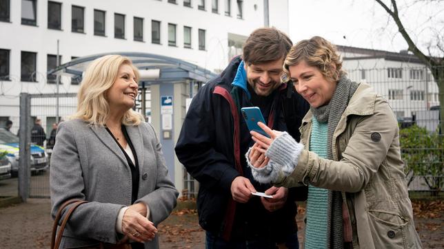 Isa von Brede (Sabine Postel) ermöglicht Nele (Brigitte Zeh) und Mathias Vorbach (Ole Bärenz) mit ihrem Sohn Jannik zu sprechen.