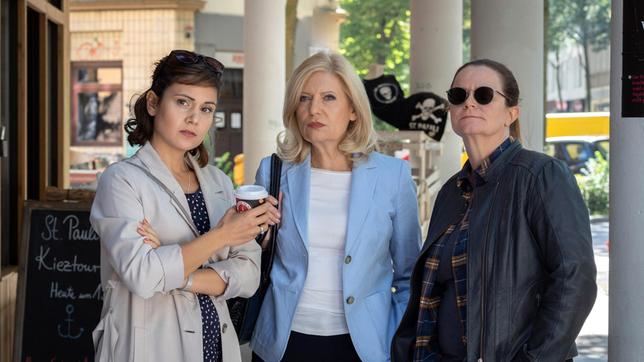 Bild: ARD/Georges Pauly Isa von Brede (Sabine Postel) macht sich mit Hilfe von Yasmin Meckel (Sophie Dal) und Gudrun Wohlers (Katrin Pollitt) auf die Suche nach dem wahren Mörder.