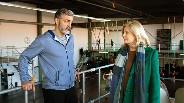 Isa von Brede (Sabine Postel) trifft ihren Mandanten Demir Bakhash (Neil Malik Abdullah) in dessen Fitness-Studio.