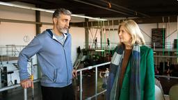Isa von Brede (Sabine Postel) trifft ihren Mandanten Demir Bakhash (Neil Malik Abdullah) in dessen Fitness-Studio.