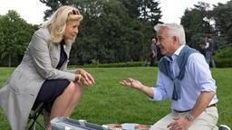 Isa von Brede (Sabine Postel) trifft sich mit Wieland Krohn (Christoph M. Ohrt) zum Picknick im Park.