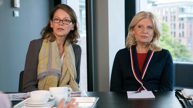 Isa von Brede (Sabine Postel) und ihre Mandantin Marina Bischoff (Angela Roy) verklagen die Partneragentur "Hopefully Love".