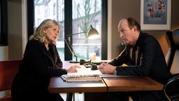 Isa von Brede (Sabine Postel) und Markus Gellert (Herbert Knaup) besprechen sich in seinem Büro.