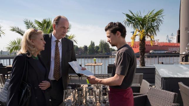 Bild: ARD/Georges Pauly Isabel von Brede (Sabine Postel) und Markus Gellert (Herbert Knaup) mit ihrem Mandanten Samuel Haber (Doga Gürer).