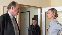 Markus Gellert (Herbert Knaup) spricht  mit seiner Bekannten Ilona Grohne (Barbara Sotelsek), deren Tochter Manuela (Lili Zahavi) beim Ladendiebstahl erwischt wurde.