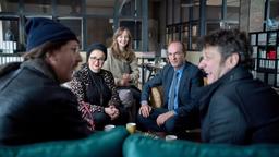 Markus Gellert (Herbert Knaup) und Charlie (Mathilde Bundschuh) freuen sich gemeinsam mit ihrer Mandantin Erika Boltenhagen (Annette Paulmann) über die gütliche Einigung mit dem Verlag (mit Uke Bosse, l. und Sven Fricke).