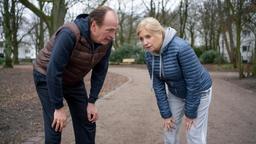 Markus Gellert (Herbert Knaup) und Isa von Brede (Sabine Postel) geben das Joggen schnell auf.