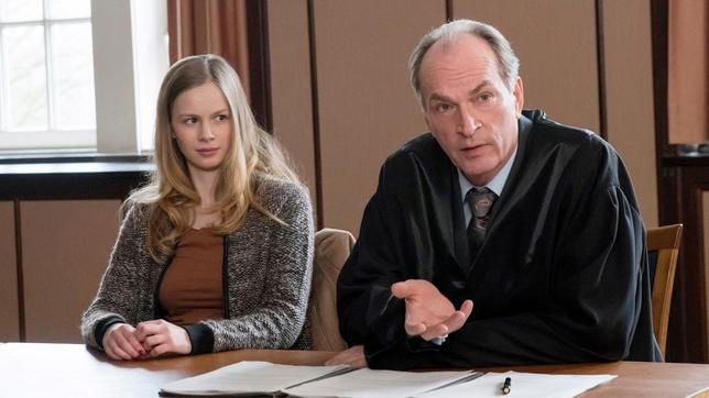 Bild: ARD/Georges Pauly Markus Gellert (Herbert Knaup) und Milena Rönert (Emilia Bernsdorf)