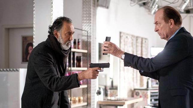Bild: ARD/Georges Pauly Markus Gellert (Herbert Knaup) zeigt Mahmud Hadad (Ercan Durmaz) den Haftbefehl auf seinem Handy.