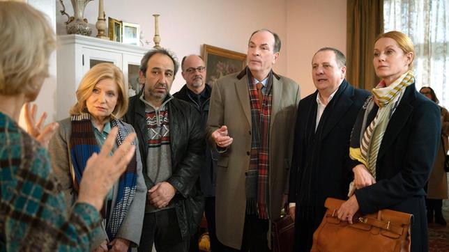 Ortstermin: Die Nachbarin des Toten schildert den Streit des Hausmeister mit dem Verstorbenen. Isa von Brede (Sabine Postel), Murat Akbay (Hilmi Sözer), Markus Gellert (Herbert Knaup), Richter Greinert (Thomas Kügel), Barbara Geldermann (Esther Schweins).