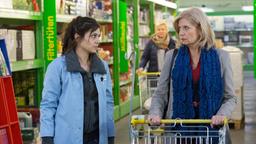 DIE KANZLEI: Isa (Sabine Postel) macht sich Sorgen um Yasmin (Sophie Dal), die als Lockvogel im Supermarkt arbeitet.