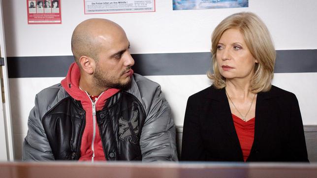 Bild: ARD/Georges Pauly Die Kanzlei Die Kanzlei (10) Folge: 10 24.11.2015: Dogan (Alpa Gun, l.) versichert Isa (Sabine Postel, r.), dass er nichts verbrochen hat.