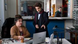 Thomas Zuhse (Oliver Wnuk) lenkt die Angestellte (Sarah Victoria Schalow) einer Storage-Firma ab, damit Detektivin Gudrun (Katrin Pollitt, im HG.) sich unbemerkt ins Gebäude schleichen kann.