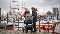 Treffen am Hafen: Gudrun (Katrin Pollitt) erzählt Yasmin (Sophie Dal) von ihren Sorgen mit Pflegetochter Tina.