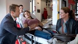 Yasmin (Sophie Dal) hat einen Zusammenbruch. Besorgt beobachten ihr Mann Lars Meckel (Matthias Ziesing) und Gudrun (Katrin Pollitt) ihren Abtransport mit dem Krankenwagen.