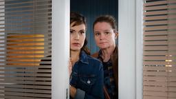 Yasmin Meckel (Sophie Dal) und Gudrun Wohlers (Katrin Pollitt) haben in der Kanzlei alles im Blick.