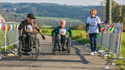 Die Kuhflüsterin: Belinda (Cordula Stratmann) und Hannes (Carsten Strauch) beim integrativen Sportevent.