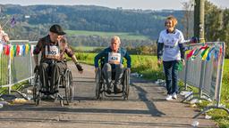 Die Kuhflüsterin: Belinda (Cordula Stratmann) und Hannes (Carsten Strauch) beim integrativen Sportevent.