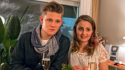 Die LottoKönige: Theo König (Max von der Groeben) und Nora (Olga von Luckwald) sind frisch verliebt.
