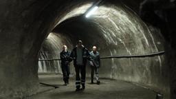 Lennart (Per Kjerstad) zeigt Max Grosz (Heino Ferch, re.) und Polizistin Thea Koren (Ingrid Bolsø Berdal) den Svalbard-Saatguttresor.