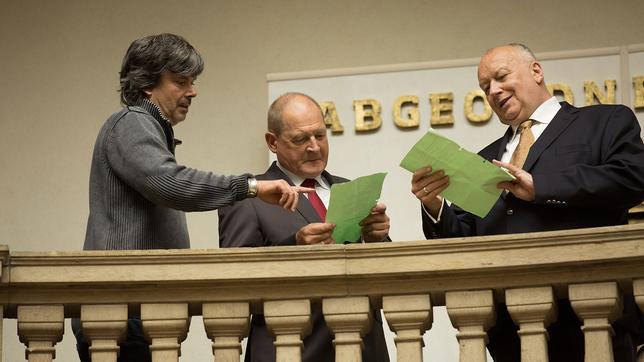 Regisseur Friedemann Fromm (l.) mit Burghart Klaußner (Rolle Manfred Degenhardt) und Thomas Thieme (Rolle Karl-Heinz Kröhmer) im Abgeordnetenhaus.
