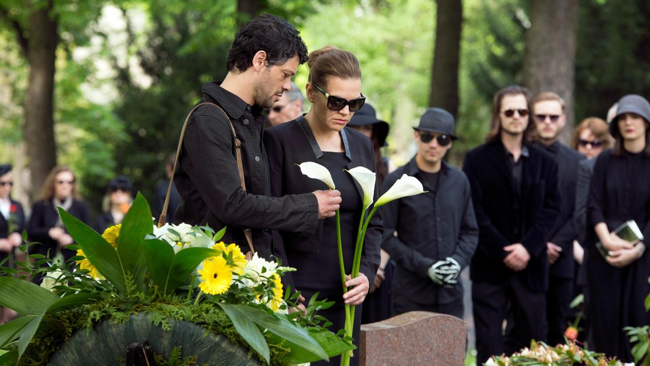 DIE STADT UND DIE MACHT: Alex Moravek (Carlo Ljubek) und Susanne Kröhmer (Anna Loos) bei der Beerdigung von Oliver Griebnitz, einem Jugendfreund.