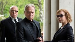 DIE STADT UND DIE MACHT: Brigitte Kröhmer (Renate Krößner) und ihr Mann Karl-Heinz kondolieren seinem Vater Frank Griebnitz (Jürgen Heinrich)