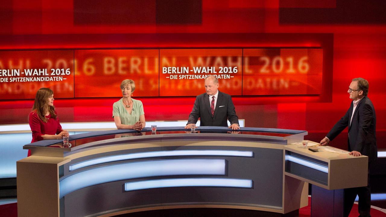 DIE STADT UND DIE MACHT: Die letzte TV-Debatte vor der Wahl: Susanne Kröhmer (Anna Loos), Kerstin Niehl (Anna Stieblich) von der Liste Grün, Manfred Degenhardt (Burghart Klaußner) mit Moderator Frank Plasberg.