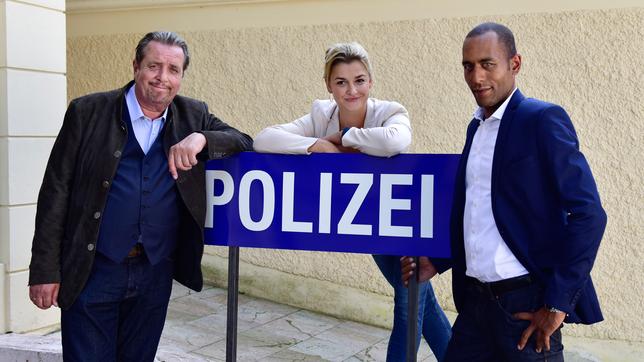 Bild: ARD/Susanne Bernhard Hauptkommissar Benedikt Beissl (Andreas Giebel, l.) mit Tochter Johanna (Ines Lutz, M.) und dem neuen Kollegen Jerry Paulsen (Peter Marton, r.).
