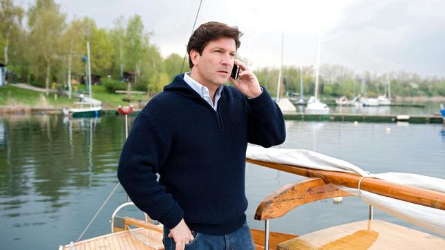 Bild: ARD Degeto/Marc Meyerbröker Florian (Francis Fulton-Smith) verbringt die meiste Zeit allein auf seinem Boot, wo er nur in dringenden Fällen Anrufe entgegen nimmt.