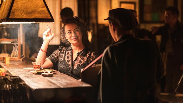 Bild: SWR/FFP New Media GmbH/Ben Knabe Martha (Nina Gummich) hat begonnen in der Hawaii-Bar zu arbeiten. Die Flirtversuche des viel jüngeren Vinzenz Kastner (Paul Sundheim) amüsieren sie.