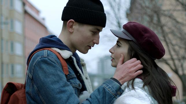 Bild: ARD Degeto/Viaplay/Frida Wendel, Aron (Gustav Lindh) ist mit DJane Elsa (Dilan Gwyn) zusammen.