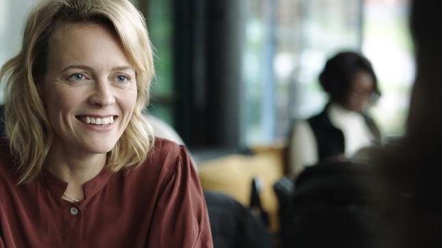 Bild: ARD Degeto/Viaplay/Frida Wendel, Clara (Josephine Bornebusch) trifft sich mit ihrem gutaussehenden Nachbarn Peter (Sverrir Gudnason).