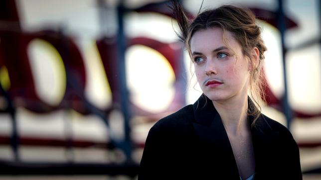 Bild: ARD Degeto/RBB/Constantin Film/UFA Fiction/Dávid Lukács Die KaDeWe-Verkäuferin Hedi (Valerie Stoll) erkundet ungeahnte Freiheiten.