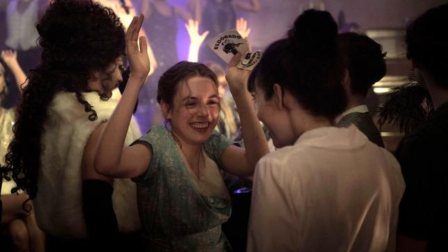 Hedi (Valerie Stoll, li.) und Fritzi (Lia von Blarer, re.) feiern ausgelassen im Szene-Nachtclub „Eldorado“.